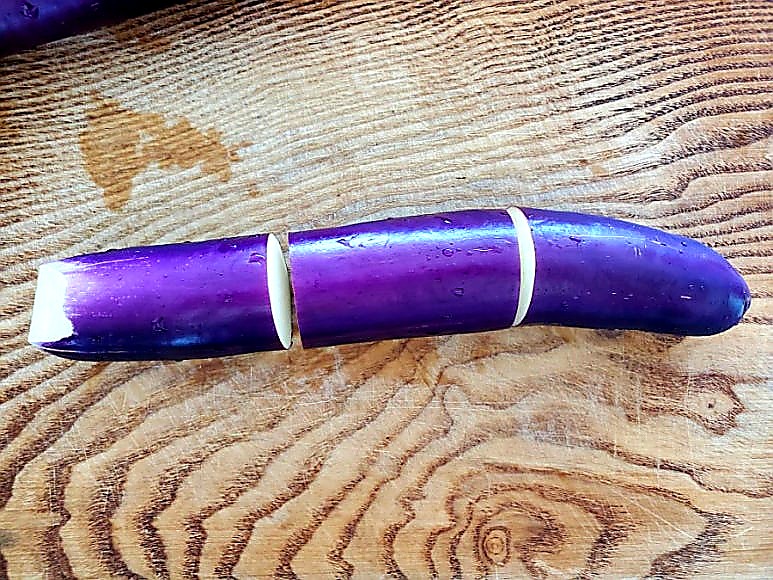Cutting eggplant into pillars