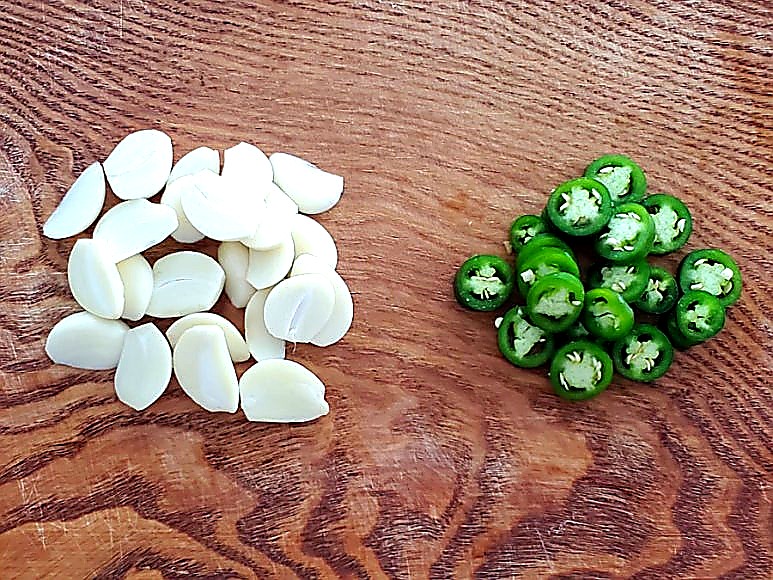 Thinly slicing fresh garlic cloves