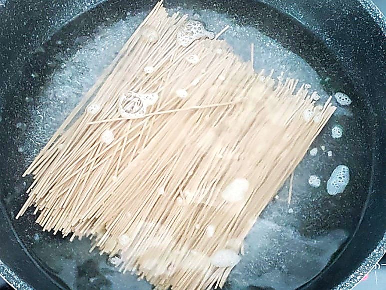 Draining noodles perfectly