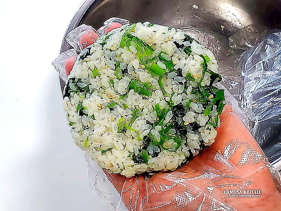 Shaping triangular rice balls